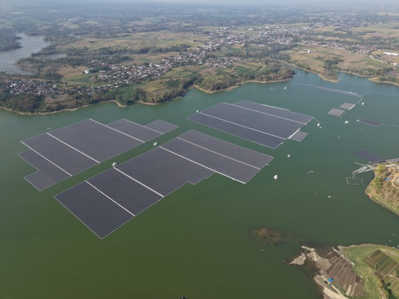 Foto landscape PLTS Terapung Karangkates di Waduk Sutami, Kabupaten Malang. Pembangunan infrastruktur proyek energi ramah lingkungan tersebut telah mencapai 70 persen dari keseluruhan.