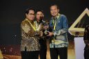Direktur Operasi Pembangkit Gas PLN Nusantara Power Komang Parmita (kanan) ketika menerima piala penghargaan Energi Subroto 2026 dari Direktur Jenderal Migas KESDM, Laode Sulaeman (kiri). PLN Nusantara Power berhasil mendapatkan penghargaan Transformasi Digital Terbaik pada kategori Inovasi & Nilai melalui inovasi iCORE yang memanfaatkan teknologi untuk meningkatkan efektivitas proses bisnis dan kinerja pembangkit.