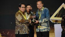 Direktur Operasi Pembangkit Gas PLN Nusantara Power Komang Parmita (kanan) ketika menerima piala penghargaan Energi Subroto 2026 dari Direktur Jenderal Migas KESDM, Laode Sulaeman (kiri). PLN Nusantara Power berhasil mendapatkan penghargaan Transformasi Digital Terbaik pada kategori Inovasi & Nilai melalui inovasi iCORE yang memanfaatkan teknologi untuk meningkatkan efektivitas proses bisnis dan kinerja pembangkit.