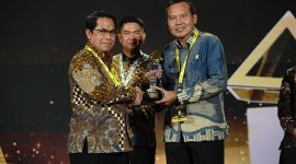 Direktur Operasi Pembangkit Gas PLN Nusantara Power Komang Parmita (kanan) ketika menerima piala penghargaan Energi Subroto 2026 dari Direktur Jenderal Migas KESDM, Laode Sulaeman (kiri). PLN Nusantara Power berhasil mendapatkan penghargaan Transformasi Digital Terbaik pada kategori Inovasi & Nilai melalui inovasi iCORE yang memanfaatkan teknologi untuk meningkatkan efektivitas proses bisnis dan kinerja pembangkit.
