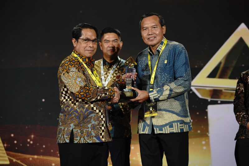 Direktur Operasi Pembangkit Gas PLN Nusantara Power Komang Parmita (kanan) ketika menerima piala penghargaan Energi Subroto 2026 dari Direktur Jenderal Migas KESDM, Laode Sulaeman (kiri). PLN Nusantara Power berhasil mendapatkan penghargaan Transformasi Digital Terbaik pada kategori Inovasi & Nilai melalui inovasi iCORE yang memanfaatkan teknologi untuk meningkatkan efektivitas proses bisnis dan kinerja pembangkit.