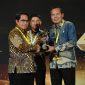Direktur Operasi Pembangkit Gas PLN Nusantara Power Komang Parmita (kanan) ketika menerima piala penghargaan Energi Subroto 2026 dari Direktur Jenderal Migas KESDM, Laode Sulaeman (kiri). PLN Nusantara Power berhasil mendapatkan penghargaan Transformasi Digital Terbaik pada kategori Inovasi & Nilai melalui inovasi iCORE yang memanfaatkan teknologi untuk meningkatkan efektivitas proses bisnis dan kinerja pembangkit.