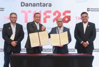 Penandatanganan Nota Kesepahaman penyediaan tenaga listrik untuk kegiatan usaha Telkom Group antara PLN yang diwakili Direktur Utama PLN, Suroso Isnandar (kedua dari kanan) didampingi Direktur Retail dan Niaga PLN, M. Fahrur Rozy (kanan) dengan Telkom Indonesia yang diwakili Direktur Utama Telkom Indonesia, Nanang Hendarno (kedua dari kiri) didampingi Direktur Strategic Business Development and Portofolio Telkom Indonesia, Seno Soemadji (kiri) di acara Danantara Technology Innovation Investment Forum (DTIIF) 2026, Selasa (27/10).