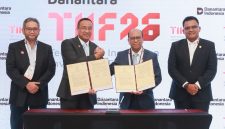 Penandatanganan Nota Kesepahaman penyediaan tenaga listrik untuk kegiatan usaha Telkom Group antara PLN yang diwakili Direktur Utama PLN, Suroso Isnandar (kedua dari kanan) didampingi Direktur Retail dan Niaga PLN, M. Fahrur Rozy (kanan) dengan Telkom Indonesia yang diwakili Direktur Utama Telkom Indonesia, Nanang Hendarno (kedua dari kiri) didampingi Direktur Strategic Business Development and Portofolio Telkom Indonesia, Seno Soemadji (kiri) di acara Danantara Technology Innovation Investment Forum (DTIIF) 2026, Selasa (27/10).