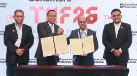 Penandatanganan Nota Kesepahaman penyediaan tenaga listrik untuk kegiatan usaha Telkom Group antara PLN yang diwakili Direktur Utama PLN, Suroso Isnandar (kedua dari kanan) didampingi Direktur Retail dan Niaga PLN, M. Fahrur Rozy (kanan) dengan Telkom Indonesia yang diwakili Direktur Utama Telkom Indonesia, Nanang Hendarno (kedua dari kiri) didampingi Direktur Strategic Business Development and Portofolio Telkom Indonesia, Seno Soemadji (kiri) di acara Danantara Technology Innovation Investment Forum (DTIIF) 2026, Selasa (27/10).