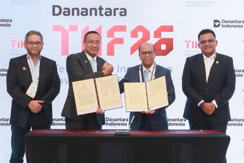 Penandatanganan Nota Kesepahaman penyediaan tenaga listrik untuk kegiatan usaha Telkom Group antara PLN yang diwakili Direktur Utama PLN, Suroso Isnandar (kedua dari kanan) didampingi Direktur Retail dan Niaga PLN, M. Fahrur Rozy (kanan) dengan Telkom Indonesia yang diwakili Direktur Utama Telkom Indonesia, Nanang Hendarno (kedua dari kiri) didampingi Direktur Strategic Business Development and Portofolio Telkom Indonesia, Seno Soemadji (kiri) di acara Danantara Technology Innovation Investment Forum (DTIIF) 2026, Selasa (27/10).
