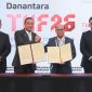 Penandatanganan Nota Kesepahaman penyediaan tenaga listrik untuk kegiatan usaha Telkom Group antara PLN yang diwakili Direktur Utama PLN, Suroso Isnandar (kedua dari kanan) didampingi Direktur Retail dan Niaga PLN, M. Fahrur Rozy (kanan) dengan Telkom Indonesia yang diwakili Direktur Utama Telkom Indonesia, Nanang Hendarno (kedua dari kiri) didampingi Direktur Strategic Business Development and Portofolio Telkom Indonesia, Seno Soemadji (kiri) di acara Danantara Technology Innovation Investment Forum (DTIIF) 2026, Selasa (27/10).