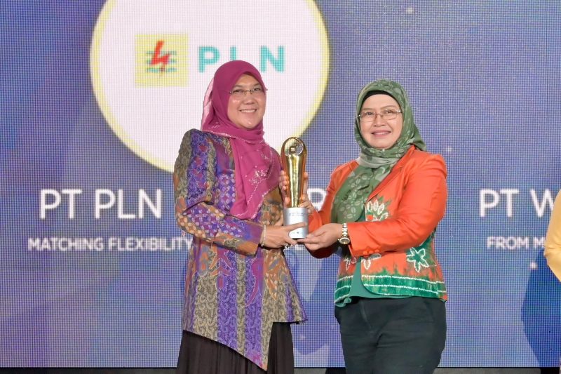 Direktur Legal dan Manajemen Human Capital PT PLN (Persero), Nurlely Aman, saat menerima penghargaan Winner Gender Inclusive Workplace dalam ajang UN Women Indonesia Women’s Empowerment Principles (WEPs) Awards 2026, pada Kamis (29/10) di Jakarta. PLN terus berkomitmen untuk mendorong kesetaraan gender melalui penciptaan lingkungan kerja yang inklusif.