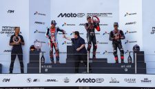 Menpora RI Erick Thohir menyerahkan trofi kepada Marco Bezzecchi sebagai juara Pertamina Grand Prix of Indonesia 2026 di Pertamina Mandalika International Circuit, Lombok, NTB, Minggu (11/10). (foto:fajar/kemenpora.go.id)
