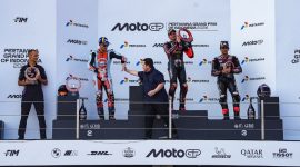 Menpora RI Erick Thohir menyerahkan trofi kepada Marco Bezzecchi sebagai juara Pertamina Grand Prix of Indonesia 2026 di Pertamina Mandalika International Circuit, Lombok, NTB, Minggu (11/10). (foto:fajar/kemenpora.go.id)