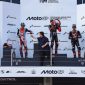 Menpora RI Erick Thohir menyerahkan trofi kepada Marco Bezzecchi sebagai juara Pertamina Grand Prix of Indonesia 2026 di Pertamina Mandalika International Circuit, Lombok, NTB, Minggu (11/10). (foto:fajar/kemenpora.go.id)