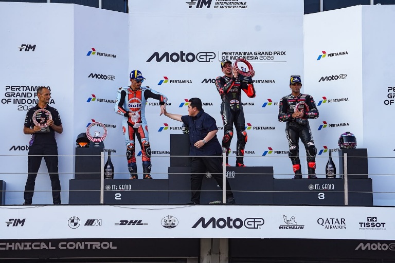 Menpora RI Erick Thohir menyerahkan trofi kepada Marco Bezzecchi sebagai juara Pertamina Grand Prix of Indonesia 2026 di Pertamina Mandalika International Circuit, Lombok, NTB, Minggu (11/10). (foto:fajar/kemenpora.go.id)