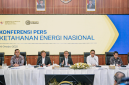 Menko Bidang Hilirisasi dan Transisi Energi & Menteri ESDM Bahlil Lahadalia bersama Menteri Perindustrian, Muhammad Sarmuji, Wakil Menteri ESDM, Yuliot Tanjung, Direktur Jenderal Migas, Laode Sulaeman, Kepala SKK Migas, Djoko Siswanto dan Direktur Utama PT Pertamina (Persero), Simon Aloysius Mantiri, Direktur Utama Pertamina Patra Niaga, Mars Ega melakukan Konferensi Pers terkait Ketahanan Energi Nasional yang diselenggarakan di Kantor ESDM, Jakarta pada Senin (26/10/2026).