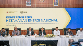 Menko Bidang Hilirisasi dan Transisi Energi & Menteri ESDM Bahlil Lahadalia bersama Menteri Perindustrian, Muhammad Sarmuji, Wakil Menteri ESDM, Yuliot Tanjung, Direktur Jenderal Migas, Laode Sulaeman, Kepala SKK Migas, Djoko Siswanto dan Direktur Utama PT Pertamina (Persero), Simon Aloysius Mantiri, Direktur Utama Pertamina Patra Niaga, Mars Ega melakukan Konferensi Pers terkait Ketahanan Energi Nasional yang diselenggarakan di Kantor ESDM, Jakarta pada Senin (26/10/2026).
