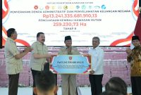 Presiden Prabowo Subianto menyaksikan penyerahan denda administratif dan penyelamatan keuangan negara, serta penyerahan hasil penguasaan kembali kawasan hutan tahap kedelapan, yang digelar di Kompleks Kejaksaan Agung Republik Indonesia, Jakarta, pada Selasa, 6 Oktober 2026. Foto Istimewa