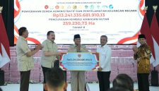 Presiden Prabowo Subianto menyaksikan penyerahan denda administratif dan penyelamatan keuangan negara, serta penyerahan hasil penguasaan kembali kawasan hutan tahap kedelapan, yang digelar di Kompleks Kejaksaan Agung Republik Indonesia, Jakarta, pada Selasa, 6 Oktober 2026. Foto Istimewa