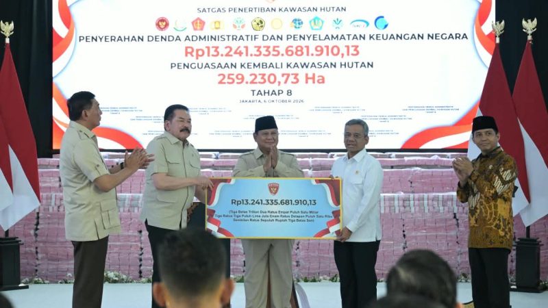 Presiden Prabowo Subianto menyaksikan penyerahan denda administratif dan penyelamatan keuangan negara, serta penyerahan hasil penguasaan kembali kawasan hutan tahap kedelapan, yang digelar di Kompleks Kejaksaan Agung Republik Indonesia, Jakarta, pada Selasa, 6 Oktober 2026. Foto Istimewa